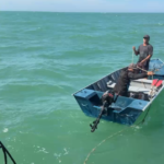 Pane em barco deixa dois pescadores à deriva no mar na Serra