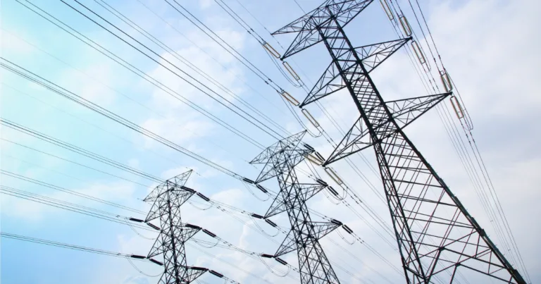 Agosto Vermelho alerta para acidentes com rede elétrica no Brasil
