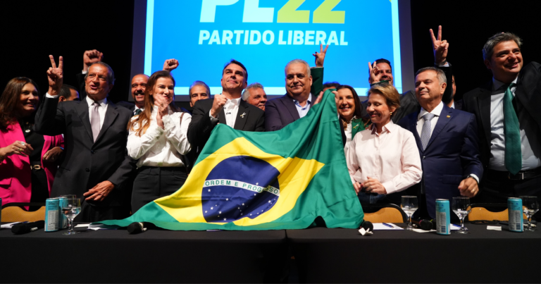 Flávio Bolsonaro anuncia Alfredo Gaspar como vice na chapa do PL