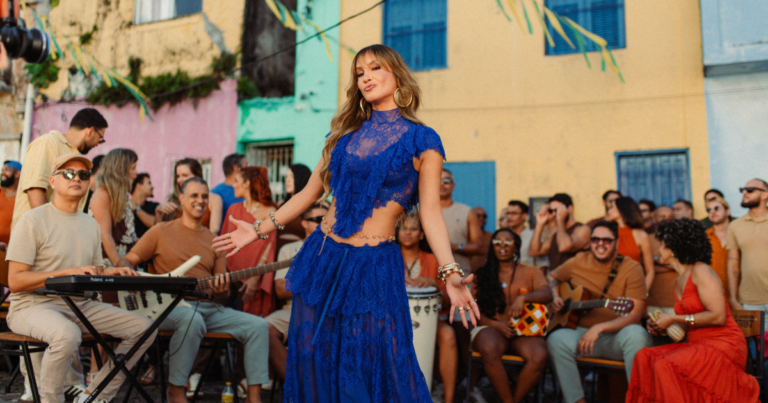 Claudia Leitte lança clipe com a filha e celebra perseverança