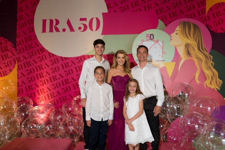 Ira Neves ao lado do marido André Serafim, e dos filhos Lucas, Lorenzo e Luísa.