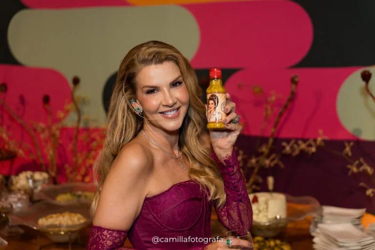 Ira com a lembrancinha, a Veneno Pepper, marca de molhos apimentados do seu irmão.