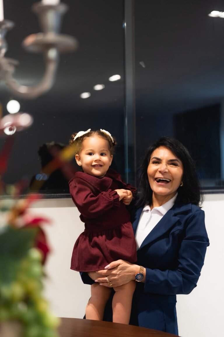 A pequena Helena e sua avó materna Edileuza Moreira.