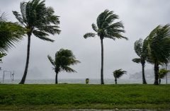 Fortes ventos na Praia da Costa, em Vila Velha